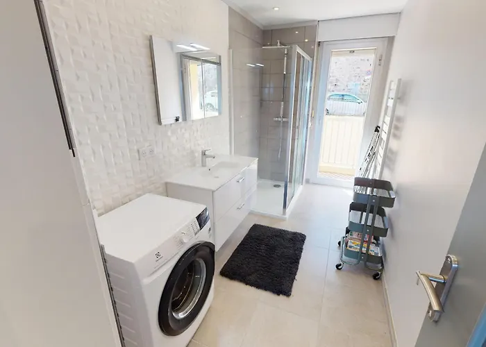 דירה Superbe 2p Au 5eme Etage Avec Terrasse Face A La Et Parking Prive - Menton, Garavan - Fr-1-196-293 מנטון